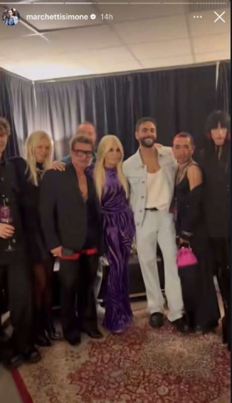 Donatella Versace Con Mengoni E Il Suo Staff Dago Fotogallery