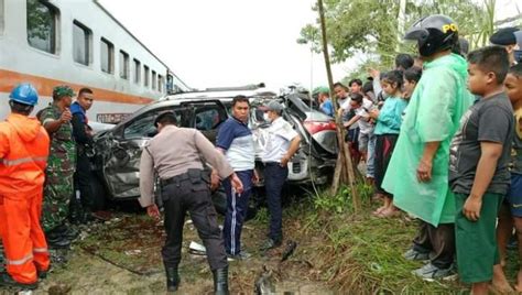 Kereta Api Tabrak Mobil 2 Penumpang Minibus Luka Serius Dilarikan Ke