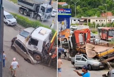 Caminh O Desgovernado Bate Em Carros No Bairro Veneza Em Ribeir O Das