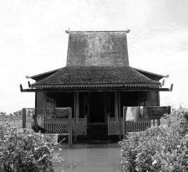 Gambar Rumah Tradisional Bubungan Tinggi Yang Berlokasi Di Pinggiran