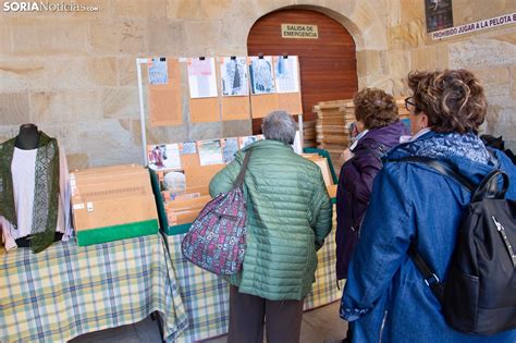 Galer A Decenas De Encajeras De Bolillos Unen Su Arte Y Maestr A En