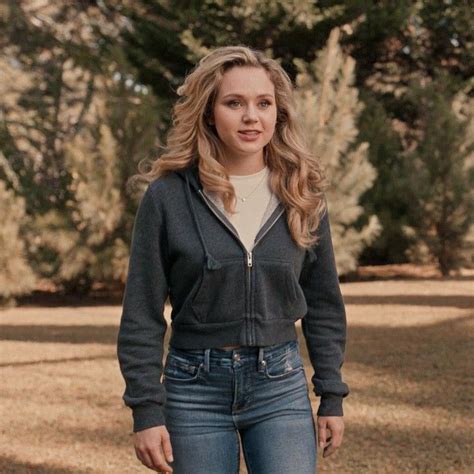 Brec Bassinger As Courtney Whitmorestargirl Fashion Tv Fashion Star Girl