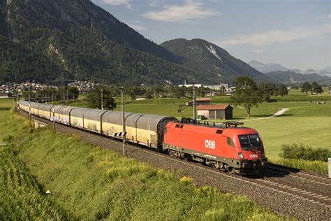 ÖBB 1016 037 mit Autotransportwagen auf der Inntalstrecke kurz nach