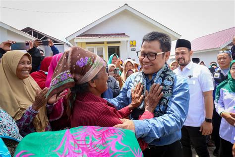 Gus Muhaimin Dapat Sambutan Hangat Warga Huntap Semeru Berebut Jabat