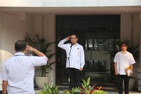 Deputi Satya Menjadi Pembina Apel Pegawai Kemenko PMK Kementerian