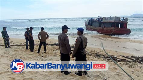 Kapal Terdampar Tanpa Awak Di Pantai Parang Ireng Alas Purwo