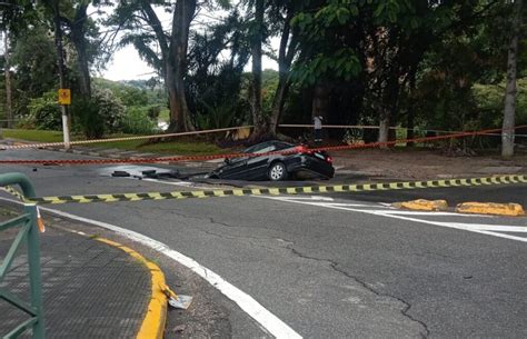 Carro é engolido por cratera após rompimento de adutora em Jacareí