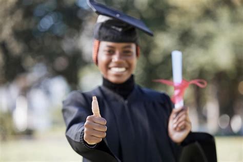 Mulher Negra De Retrato E Polegares Para Cima Para Universidade De