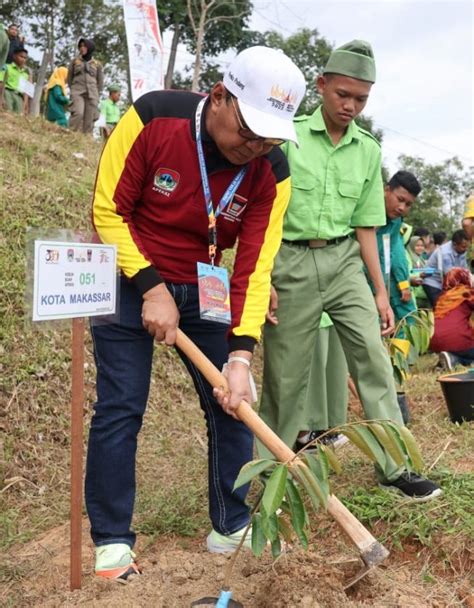 Danny Tanam Pohon Durian Di Kebun APEKSI Padang PedomanRakyat Co Id