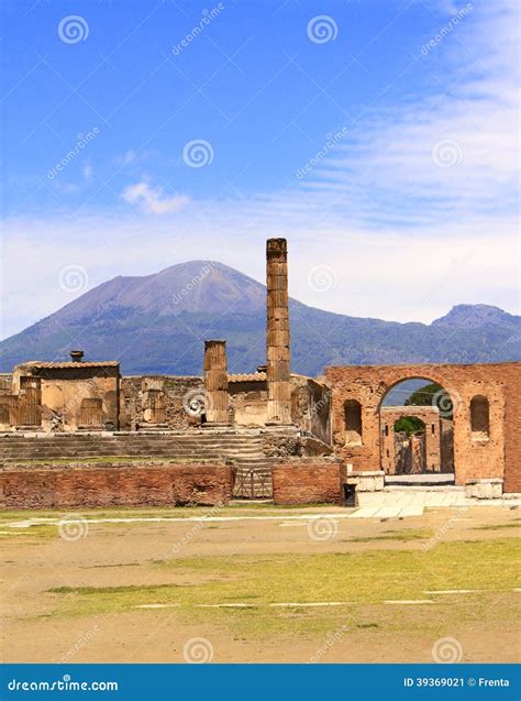 Ruïnes Van Pompei En Vulkaan De Vesuvius Stock Afbeelding Image of