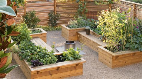 10 Beautiful Small Edible Gardens