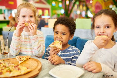 Bambini Che Mangiano Pizza In Caff Foto D Archivio Crushpixel