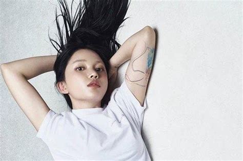 Hot streamer Linh Ngọc Đàm khoe đường cong hút vạn like Tạp chí Người