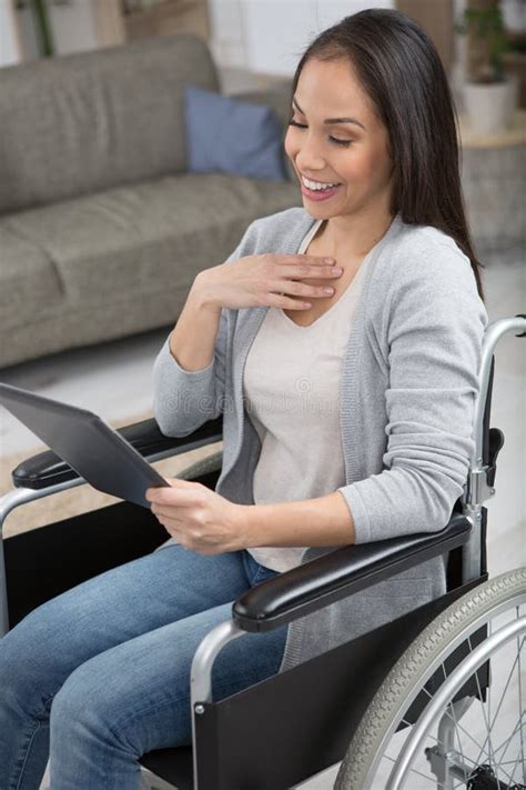 Joven Feliz En Silla De Ruedas Con Tablet Imagen De Archivo Imagen De