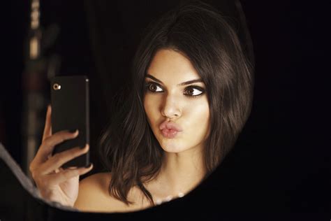 Kendall Jenner Taking Selfie Wallpaper,HD Celebrities Wallpapers,4k ...