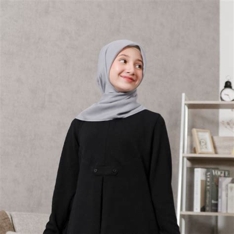 warna jilbab  baju hitam  fashion terkini trendy