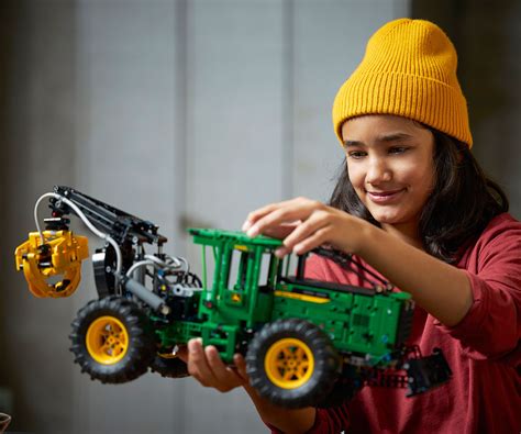 Игрален комплект конструктор ЛЕГО Technic 42157 - Горски влекач John ...
