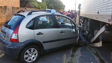 Condutor Embriagado Bate Carro Em Caminh O E Duas Pessoas Ficam Feridas