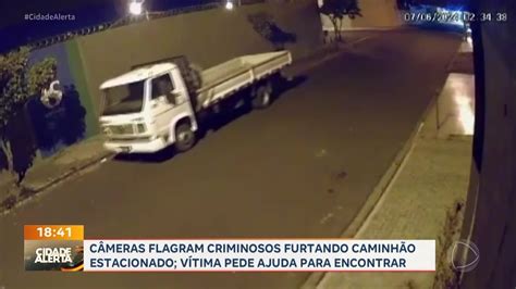 Câmeras flagram criminosos furtando caminhão estacionado na Zona Leste