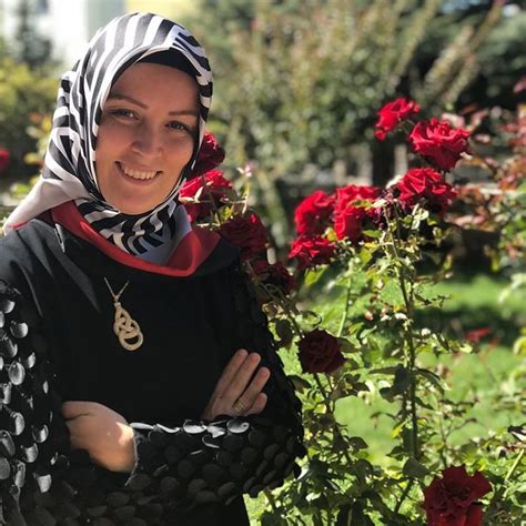 Instagram da Hatice Kübra Tongar İlk okul da unutulmaz ilk öğretmen