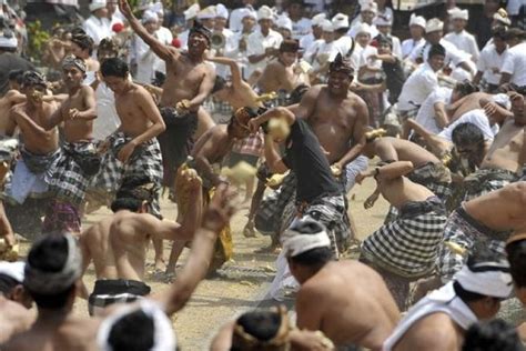 Perang Tipat Bantal Desa Kapal Tradisi Memuliakan Ibu Pertiwi Bali