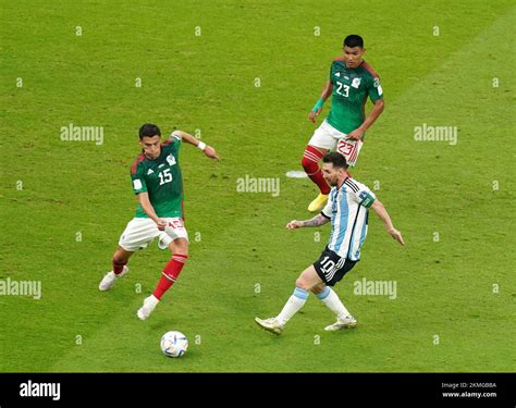 Hector Moreno Du Mexique Et Lionel Messi De L Argentine En Action Lors