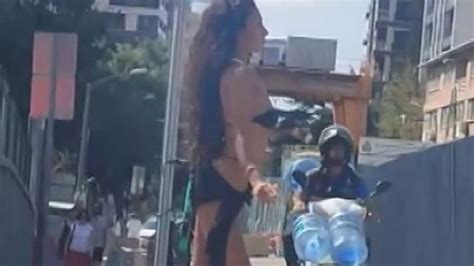 Kadıköy de mayoyla gezen manken ahlak ve toplumsal değerler ile