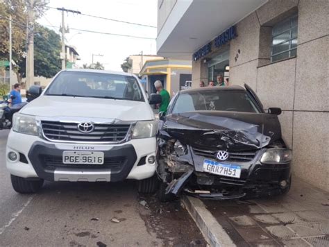 Caminh O Perde O Freio E Provoca Acidente V Rios Ve Culos