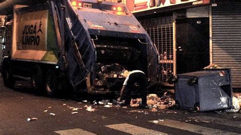 Dormía en un contenedor de basura y el camión recolector casi lo compacta