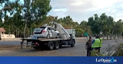 Manejaba borracha volcó en la ruta y terminó chocando contra un árbol