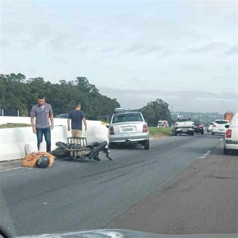 Acidente entre automóvel e motocicleta no Contorno Sul em Curitiba