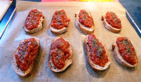 Crostinis tomate anchois La recette facile par Toqués 2 Cuisine