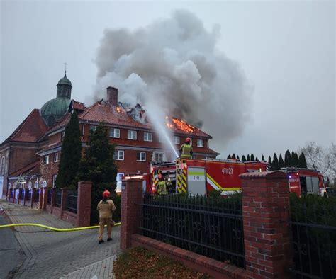 Strażacy walczą z pożarem klasztoru w Braniewie ZDJĘCIA Braniewo