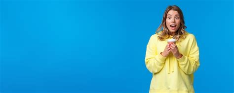 Une Jolie Fille Caucasienne Blonde Surprise Réagit à Des Nouvelles Incroyables Ou à Une