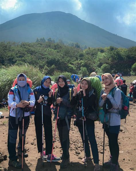 Tips Mendaki Gunung Bagi Wanita Berhijab