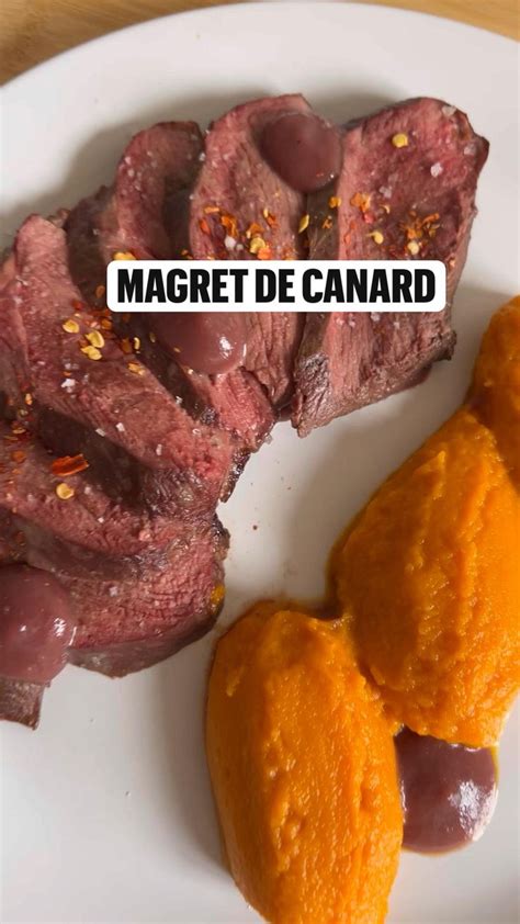 MAGRET DE CANARD PURÉE DE CAROTTE ET SAUCE AU VIN ROUGE Magret de