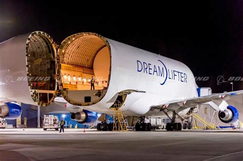 Boeing Images Boeing Dreamlifter Unloading 787 Forward And Aft Sections