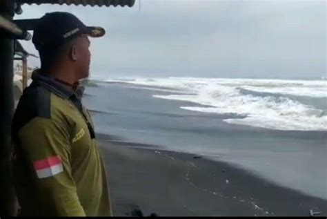 Sejumlah Bangunan Di Pantai Depok Diterjang Gelombang Tinggi