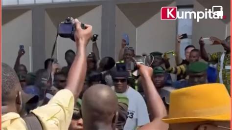 Aéroport AST linternational Brésilien Ronaldinho pose ses valises à