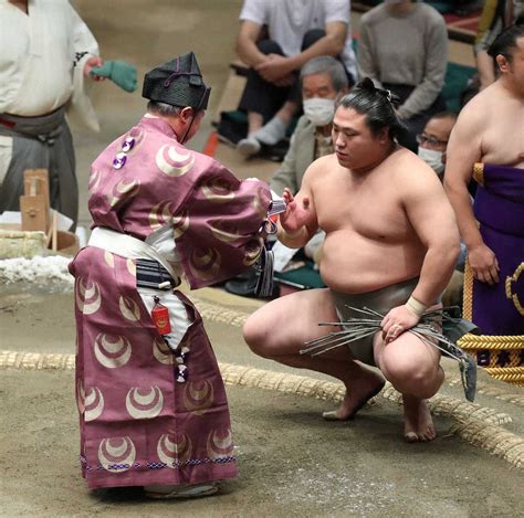 ＜秋場所13日目＞貴景勝をはたき込みで破り懸賞を受けとる若隆景（撮影・郡司 修） ― スポニチ Sponichi Annex スポーツ