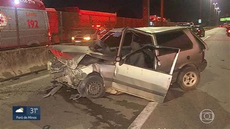 Dois carros se envolvem em acidente no Anel Rodoviário em Belo