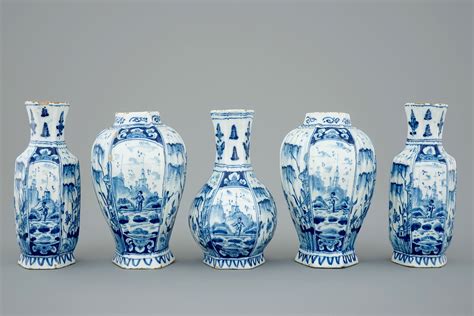 Een Verfijnd Vijfdelig Delfts Blauw Wit Kaststel E Eeuw Delft