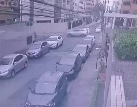 VÍDEO mostra momento em que carro em alta velocidade atropela 2 pessoas