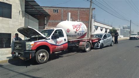 Choca Por Alcance Una Camioneta En La Parte Posterior De Una Pipa