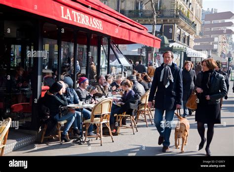 Les Gens De La Terrasse D Un Café Paris France Banque D Images Photo Stock 35390907 Alamy