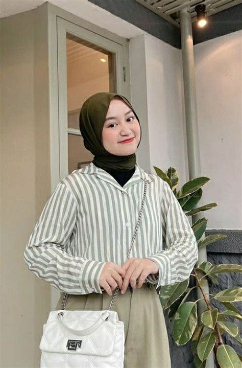 Ootd Baju Kemeja Garis Garis Hijab Ootd Kemeja Hijab Outfit Kemeja Ootd Simple Barbie Shorts