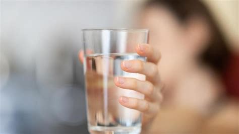 Cuidado Con El Vaso De Agua Que Dejas En La Mesita De Noche Un