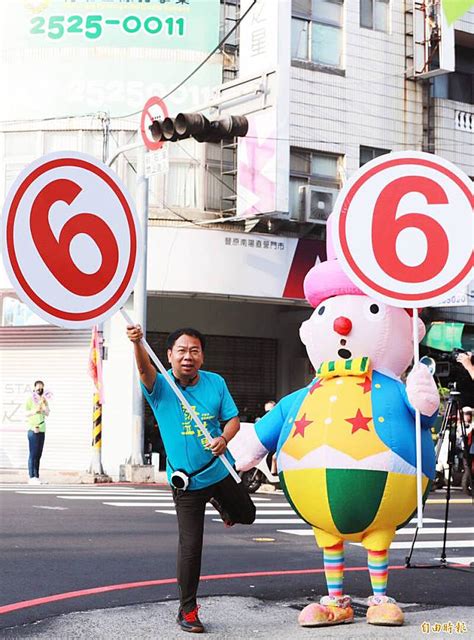 謝志忠站路口 因為有「他」特別吸睛 自由電子報 Line Today