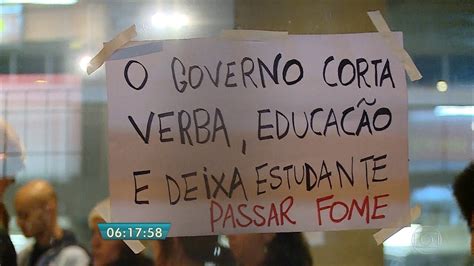 Vídeo Estudantes ocupam escola há cinco dias por melhorias na educação