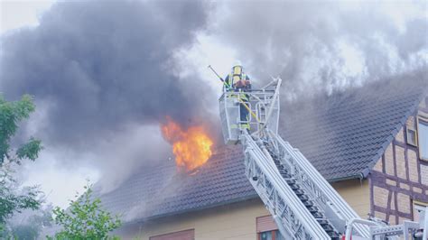 NonstopNews Wohnhaus Nach Dachstuhlbrand Unbewohnbar Alle Sechs